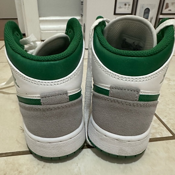 Nike Air Jordan 1 Mid Se (GS) 4Y/5W - Picture 6 of 8